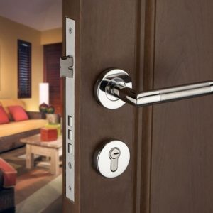 ¿Cómo insonorizar una puerta y aislar tu casa del ruido?