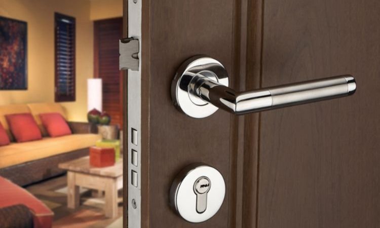 ¿Cómo insonorizar una puerta y aislar tu casa del ruido?